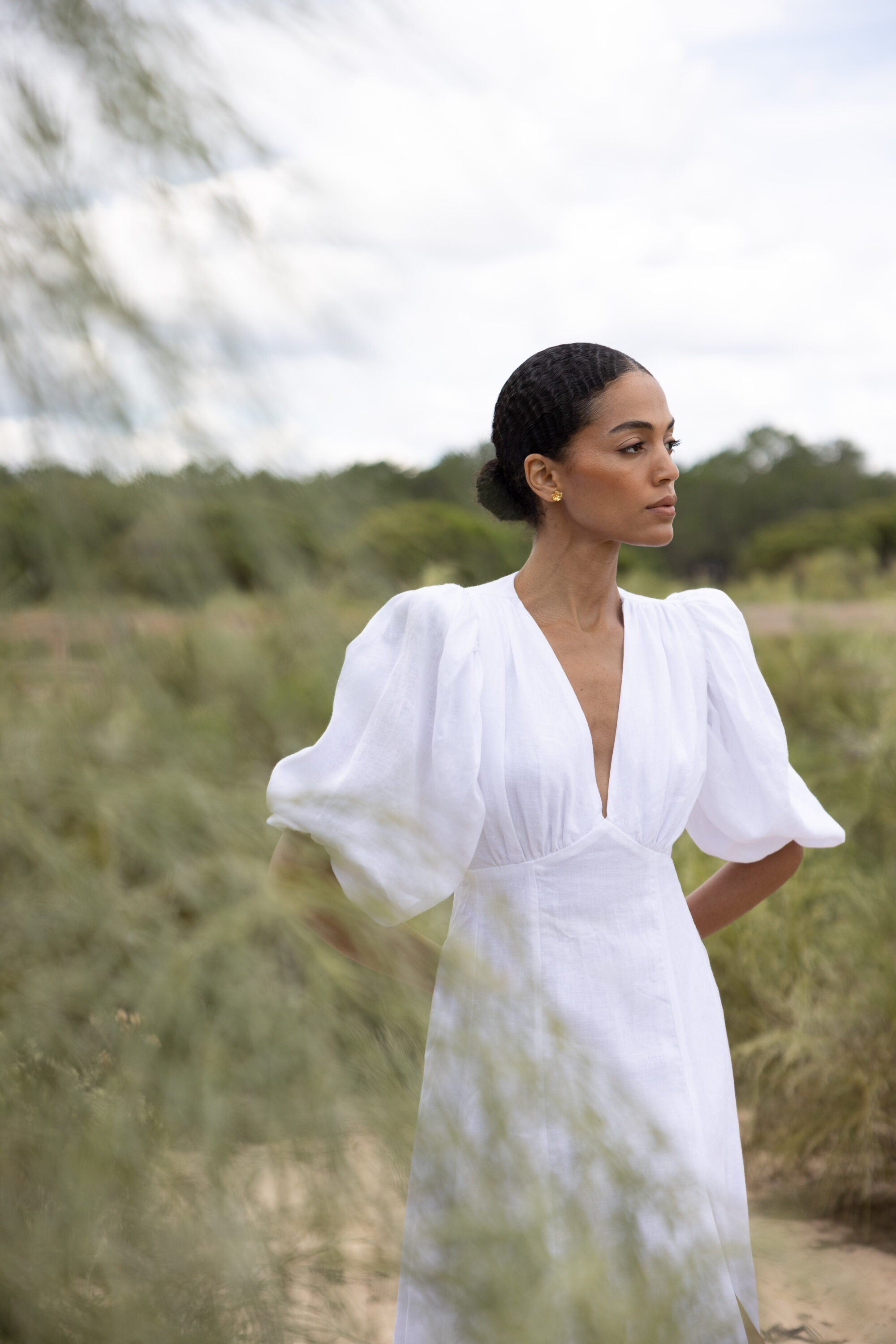 Chic and simple V-neck halter dress