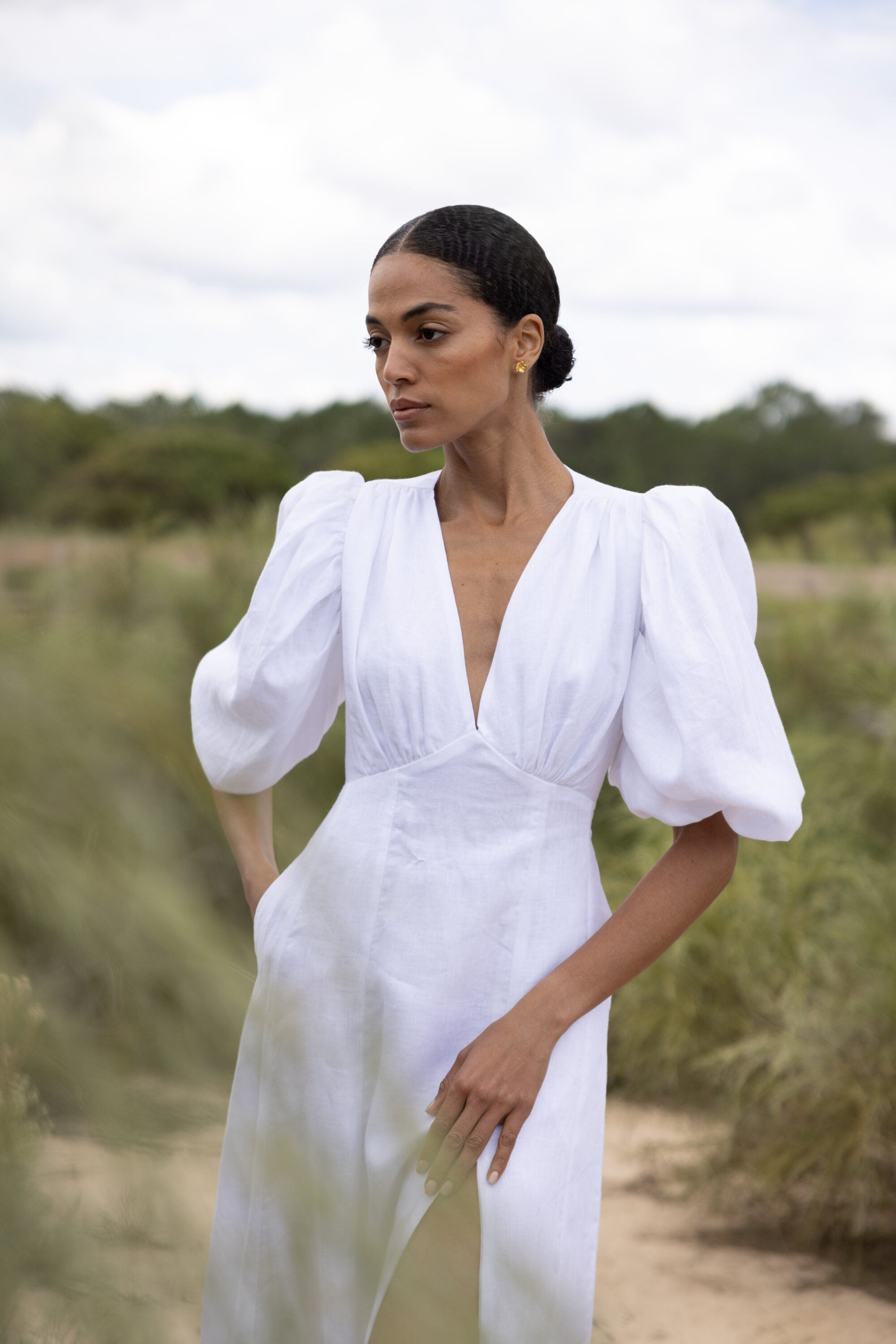 Chic and simple V-neck halter dress