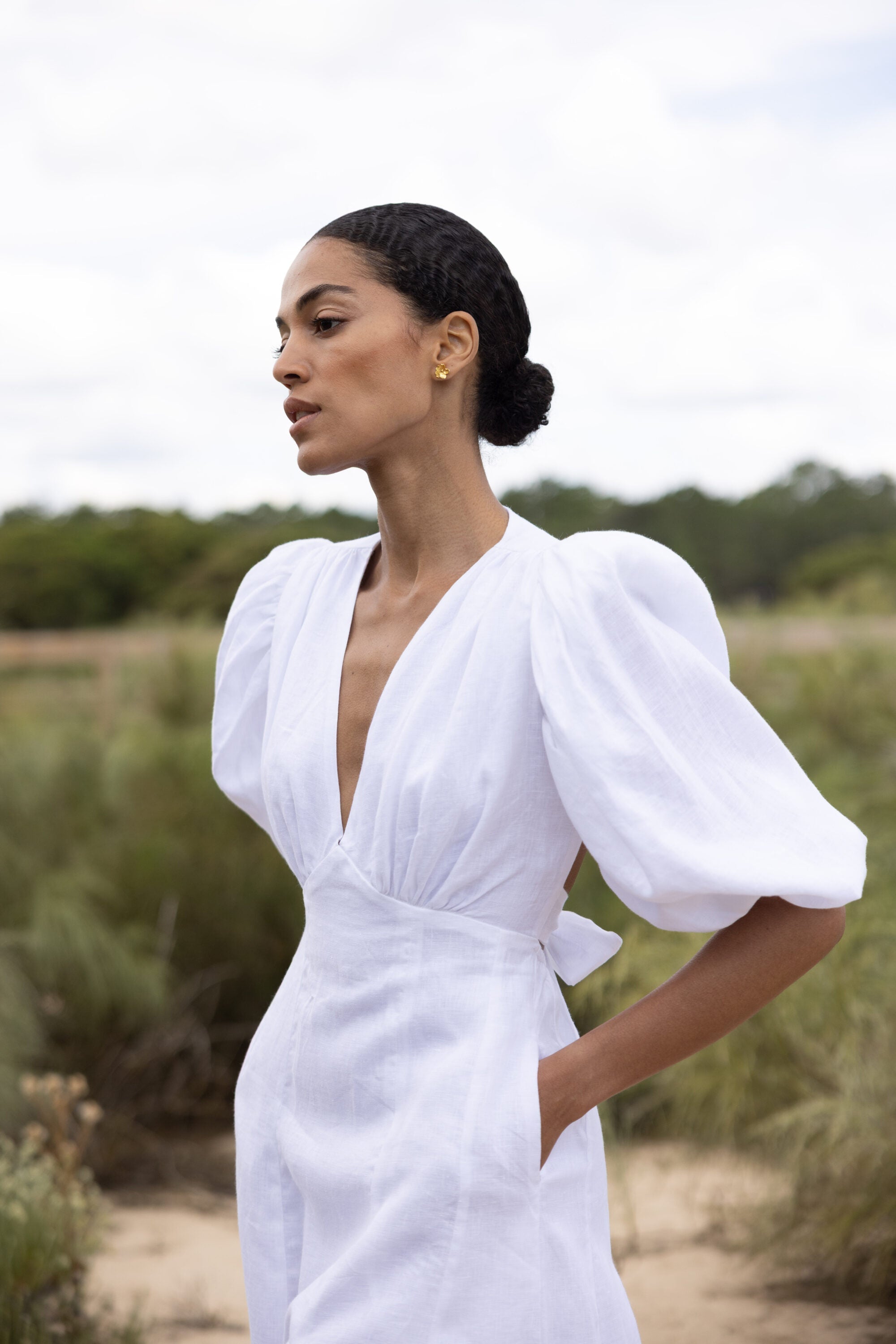 Chic and simple V-neck halter dress